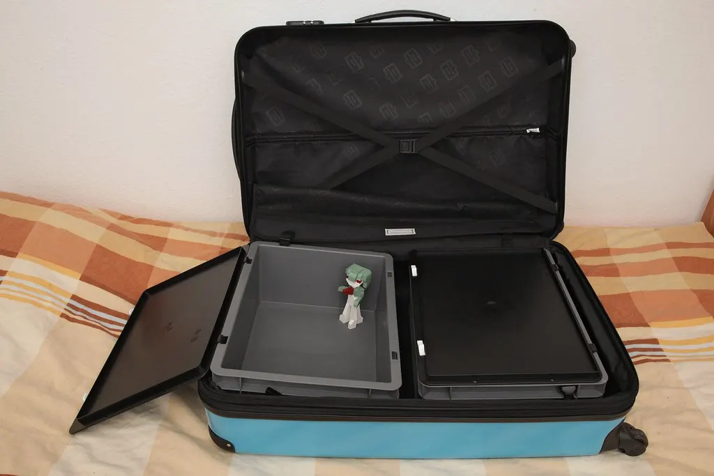 Maleta abierta sobre la cama, lista para preparar el envío de la ropa de temporada