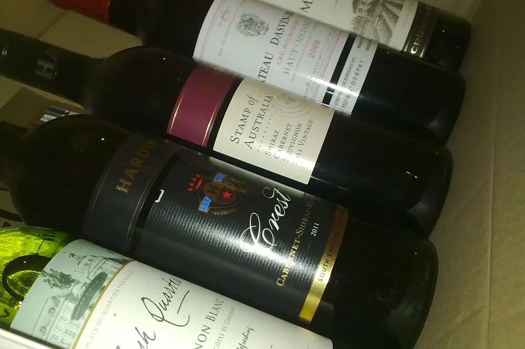 Botellas de vino embaladas en una caja de cartón preparada para su envío